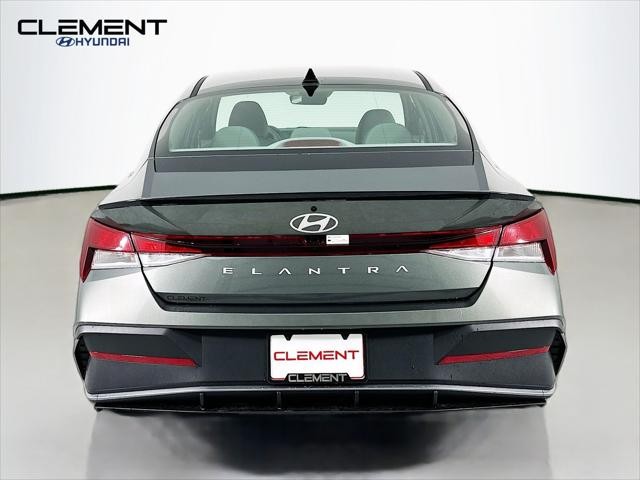 Hyundai Elantra Vehicle Full-screen Gallery Image 7