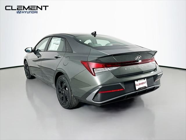 Hyundai Elantra Vehicle Full-screen Gallery Image 8