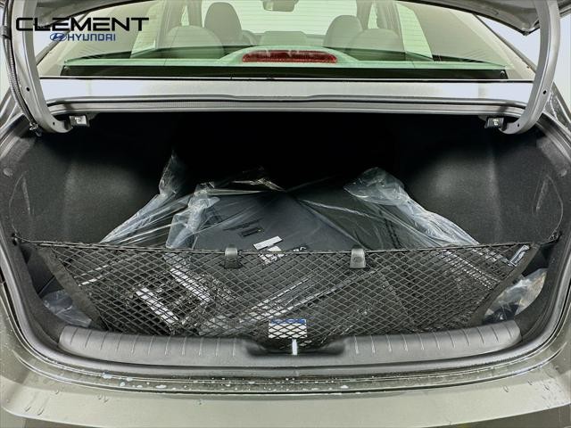 Hyundai Elantra Vehicle Full-screen Gallery Image 9
