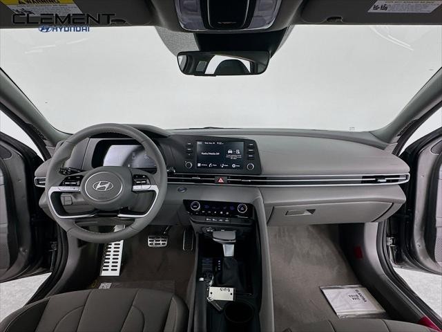 Hyundai Elantra Vehicle Full-screen Gallery Image 11