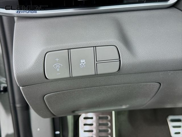 Hyundai Elantra Vehicle Full-screen Gallery Image 12