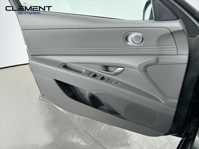 Hyundai Elantra Vehicle Full-screen Gallery Image 22