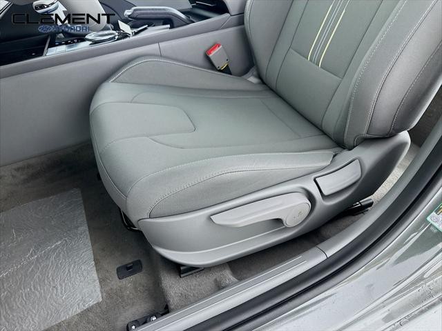 Hyundai Elantra Vehicle Full-screen Gallery Image 23
