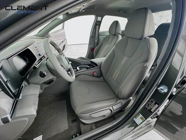 Hyundai Elantra Vehicle Full-screen Gallery Image 24