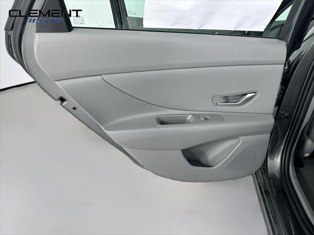 Hyundai Elantra Vehicle Full-screen Gallery Image 25