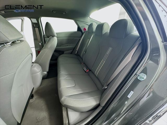 Hyundai Elantra Vehicle Full-screen Gallery Image 26