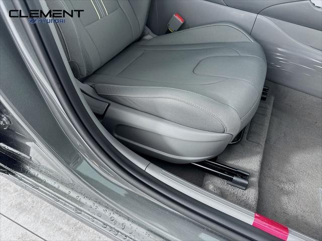 Hyundai Elantra Vehicle Full-screen Gallery Image 27