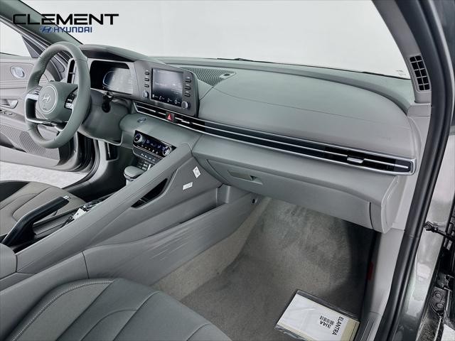 Hyundai Elantra Vehicle Full-screen Gallery Image 28