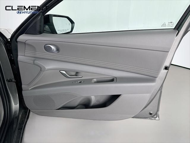Hyundai Elantra Vehicle Full-screen Gallery Image 29