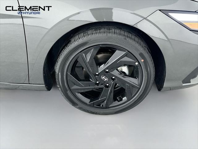 Hyundai Elantra Vehicle Full-screen Gallery Image 30