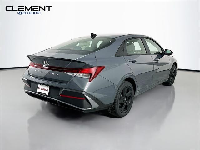 Hyundai Elantra Vehicle Full-screen Gallery Image 6