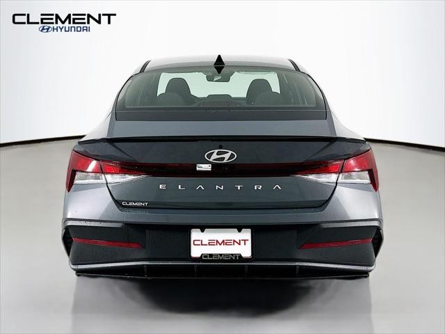 Hyundai Elantra Vehicle Full-screen Gallery Image 7