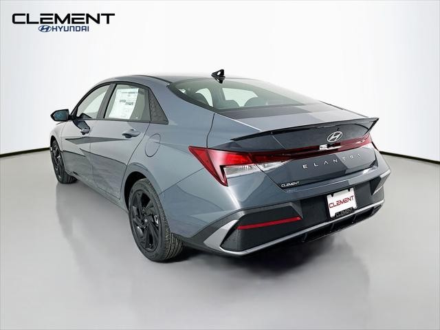 Hyundai Elantra Vehicle Full-screen Gallery Image 8