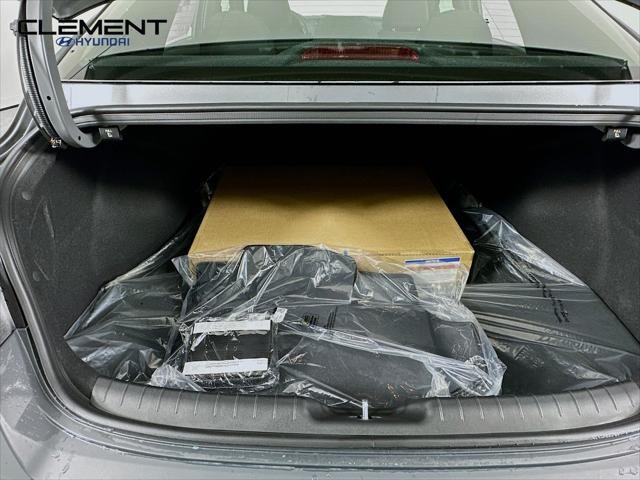 Hyundai Elantra Vehicle Full-screen Gallery Image 9
