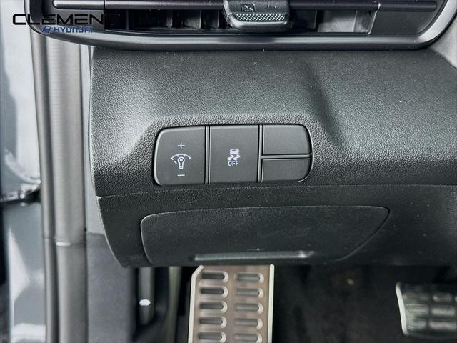Hyundai Elantra Vehicle Full-screen Gallery Image 12