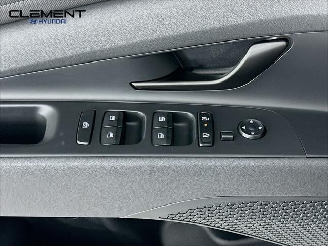 Hyundai Elantra Vehicle Full-screen Gallery Image 21