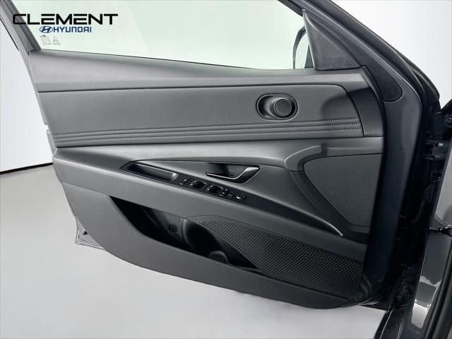 Hyundai Elantra Vehicle Full-screen Gallery Image 22