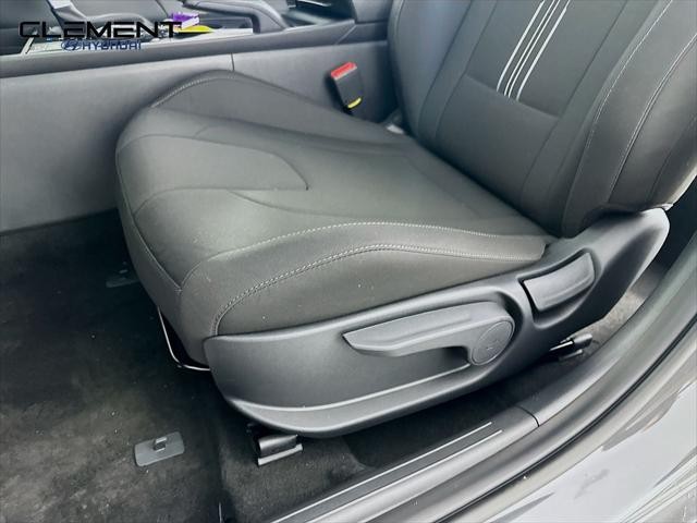 Hyundai Elantra Vehicle Full-screen Gallery Image 23