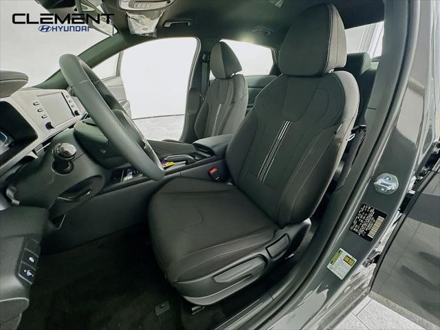 Hyundai Elantra Vehicle Full-screen Gallery Image 24