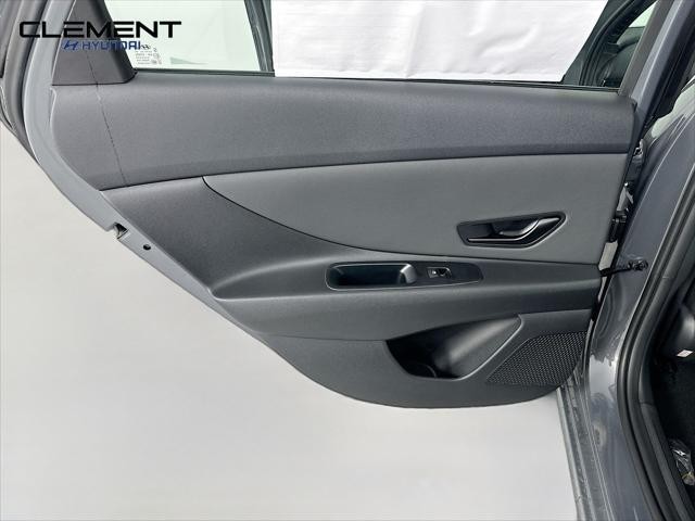 Hyundai Elantra Vehicle Full-screen Gallery Image 25