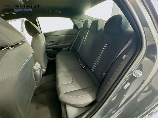 Hyundai Elantra Vehicle Full-screen Gallery Image 26