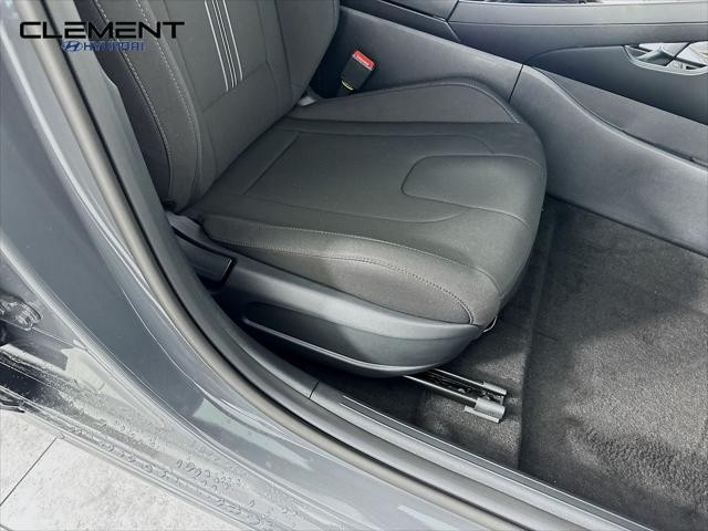 Hyundai Elantra Vehicle Full-screen Gallery Image 27