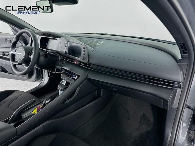 Hyundai Elantra Vehicle Full-screen Gallery Image 28