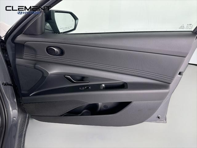 Hyundai Elantra Vehicle Full-screen Gallery Image 29