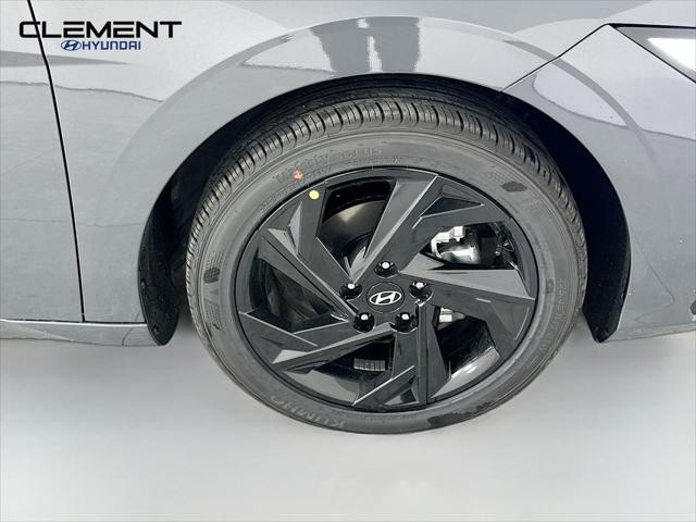 Hyundai Elantra Vehicle Full-screen Gallery Image 30