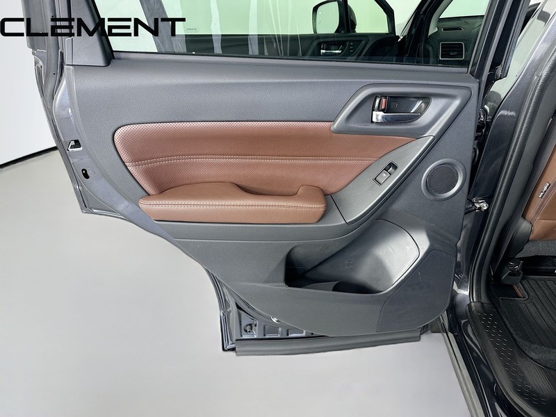 Subaru Forester Vehicle Full-screen Gallery Image 33
