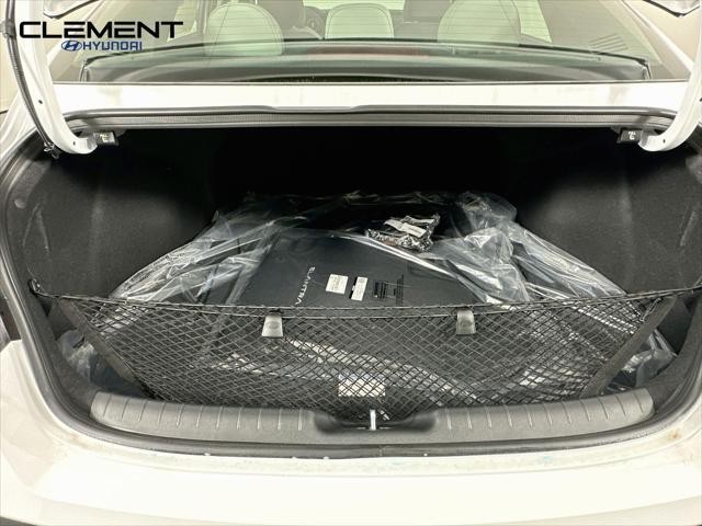 Hyundai Elantra Vehicle Image 09