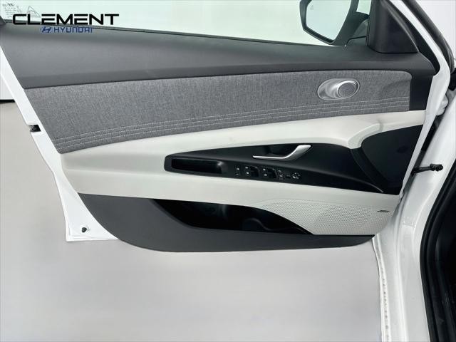Hyundai Elantra Vehicle Image 25