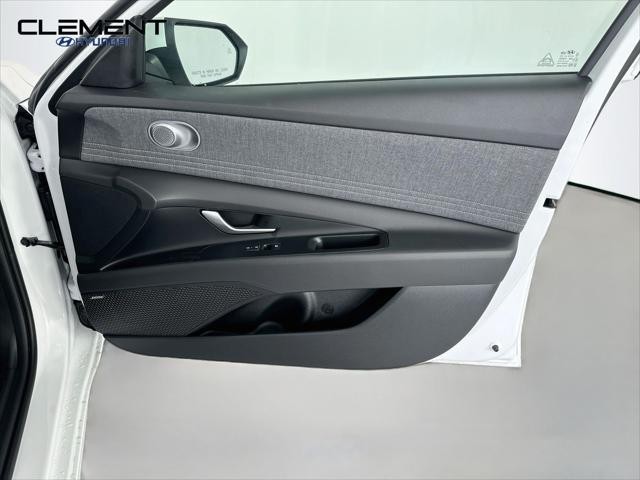 Hyundai Elantra Vehicle Image 32