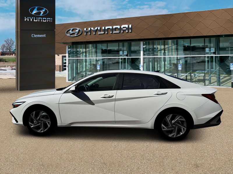 Hyundai Elantra Vehicle Full-screen Gallery Image 3