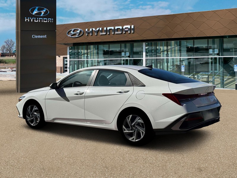 Hyundai Elantra Vehicle Full-screen Gallery Image 4