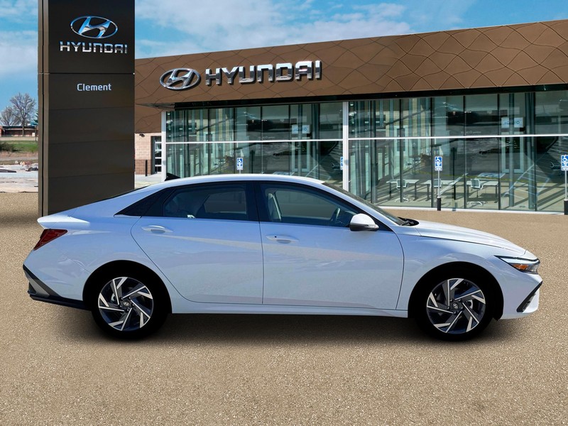 Hyundai Elantra Vehicle Full-screen Gallery Image 9
