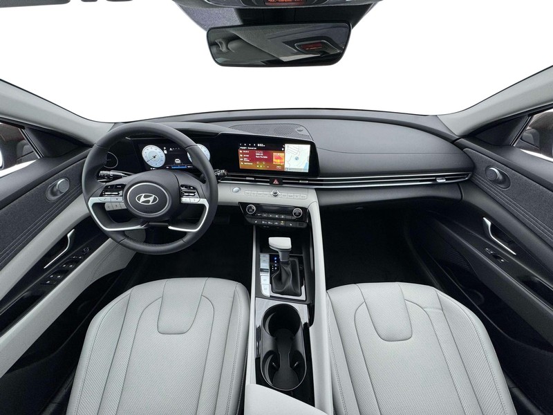 Hyundai Elantra Vehicle Full-screen Gallery Image 13