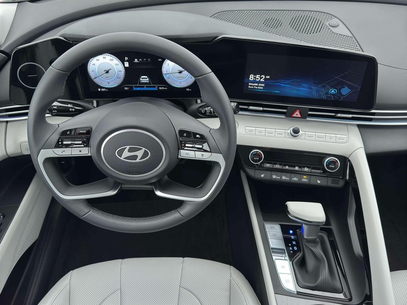 Hyundai Elantra Vehicle Full-screen Gallery Image 17