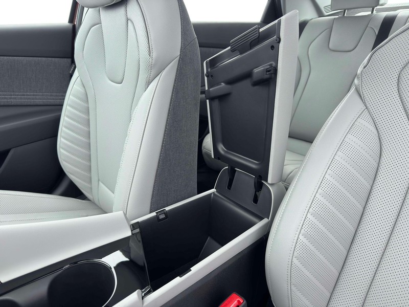 Hyundai Elantra Vehicle Full-screen Gallery Image 18