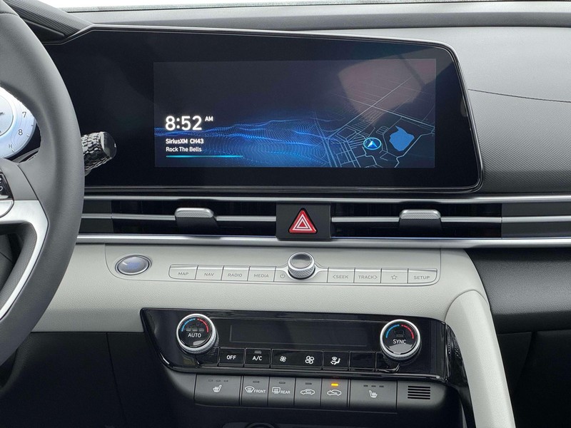 Hyundai Elantra Vehicle Full-screen Gallery Image 19
