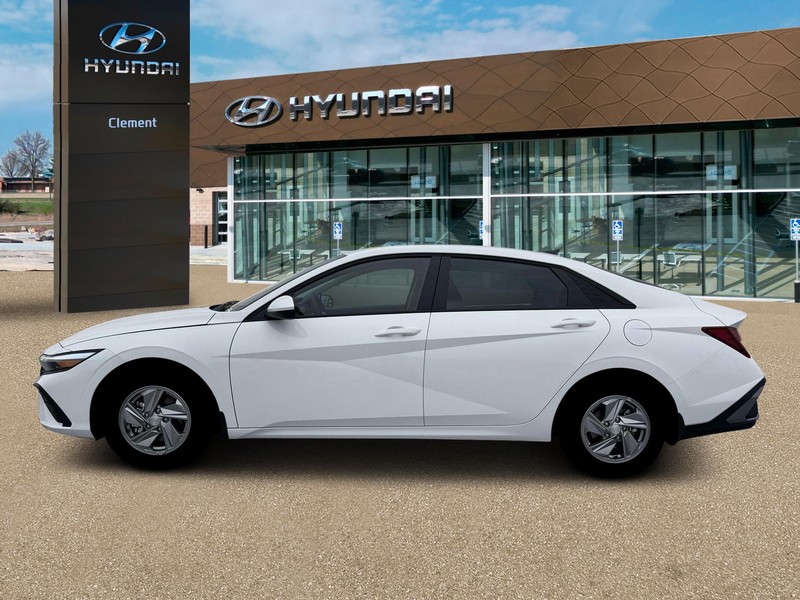 Hyundai Elantra Vehicle Full-screen Gallery Image 3