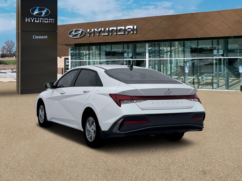 Hyundai Elantra Vehicle Full-screen Gallery Image 5