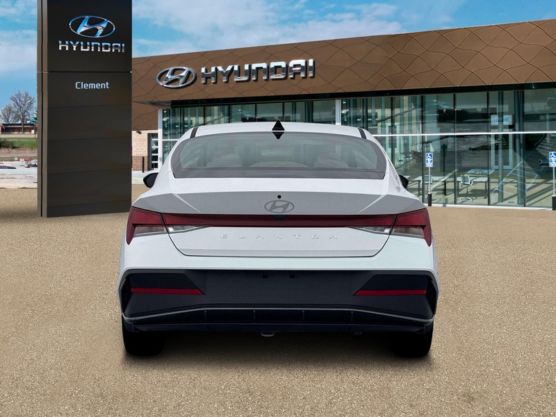 Hyundai Elantra Vehicle Full-screen Gallery Image 6