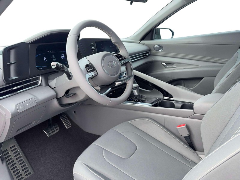 Hyundai Elantra Vehicle Full-screen Gallery Image 14