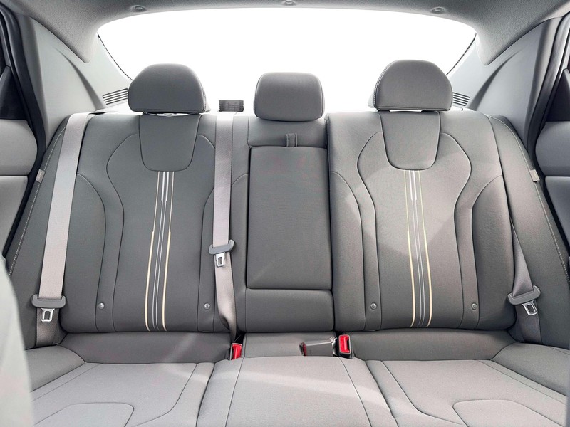 Hyundai Elantra Vehicle Full-screen Gallery Image 16