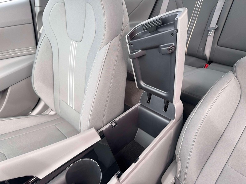 Hyundai Elantra Vehicle Full-screen Gallery Image 18