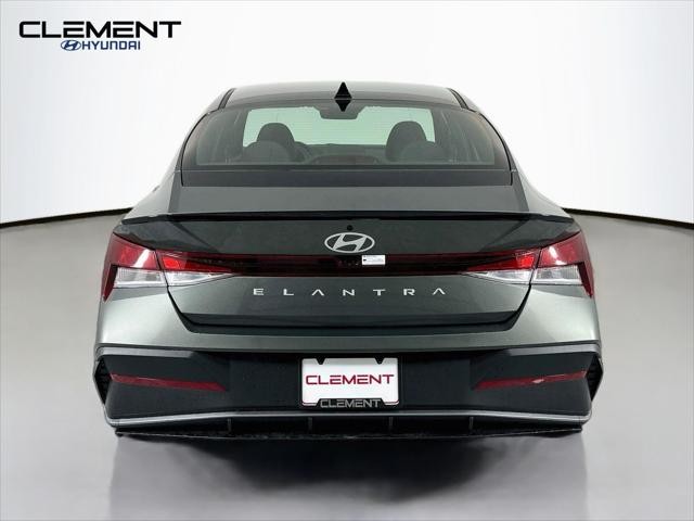 Hyundai Elantra Vehicle Image 07