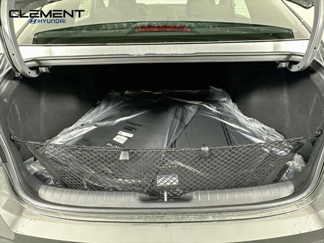 Hyundai Elantra Vehicle Image 09