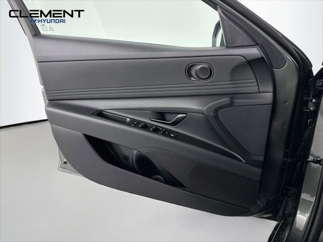 Hyundai Elantra Vehicle Image 22