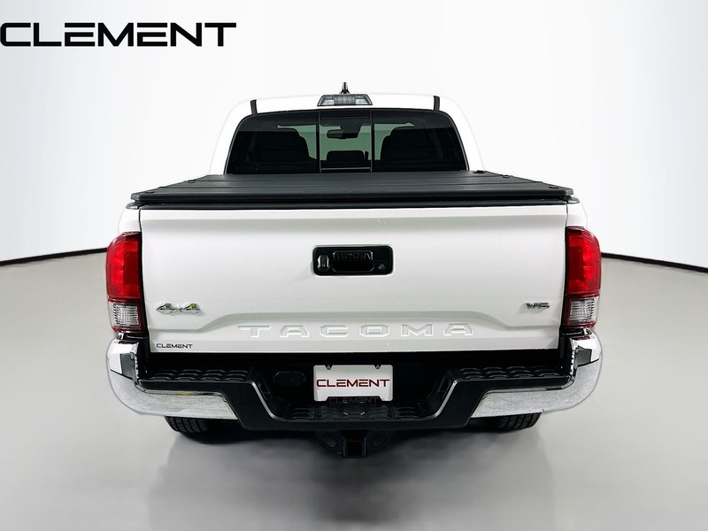 Toyota Tacoma 4WD Vehicle Full-screen Gallery Image 8